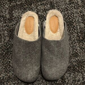 Universal Thread Gray slip on Mules